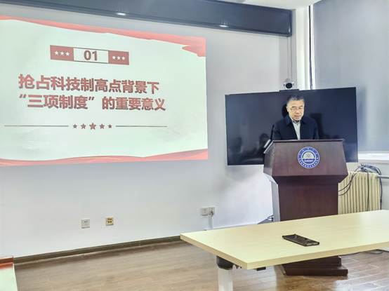 房间里的桌子前AI 生成的内容可能不正确。
