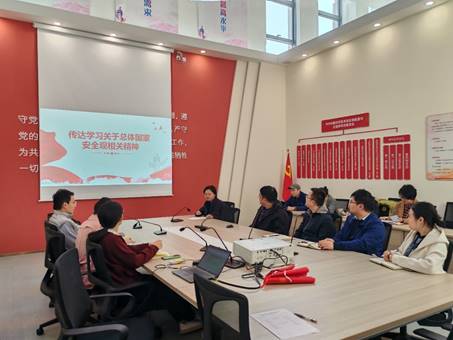 会议室里的人们AI 生成的内容可能不正确。