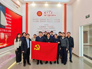 一群人站在室内AI 生成的内容可能不正确。