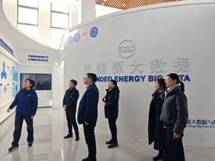 一群人站在建筑前AI 生成的内容可能不正确。