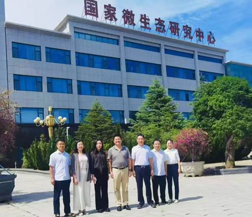 一群人站在建筑前AI 生成的内容可能不正确。