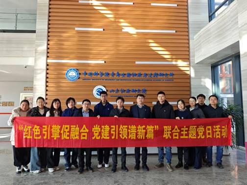 一群人站在建筑前AI 生成的内容可能不正确。