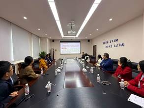 会议室里的人们AI 生成的内容可能不正确。