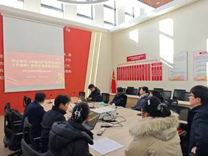 一群人在台上演讲AI 生成的内容可能不正确。