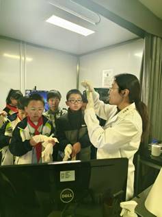 一群男人和女人在房间里AI 生成的内容可能不正确。